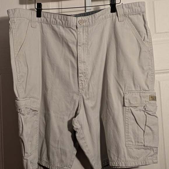 Wrangler Tan Cargo Shorts Relaxed Fit - Picture 1 of 5